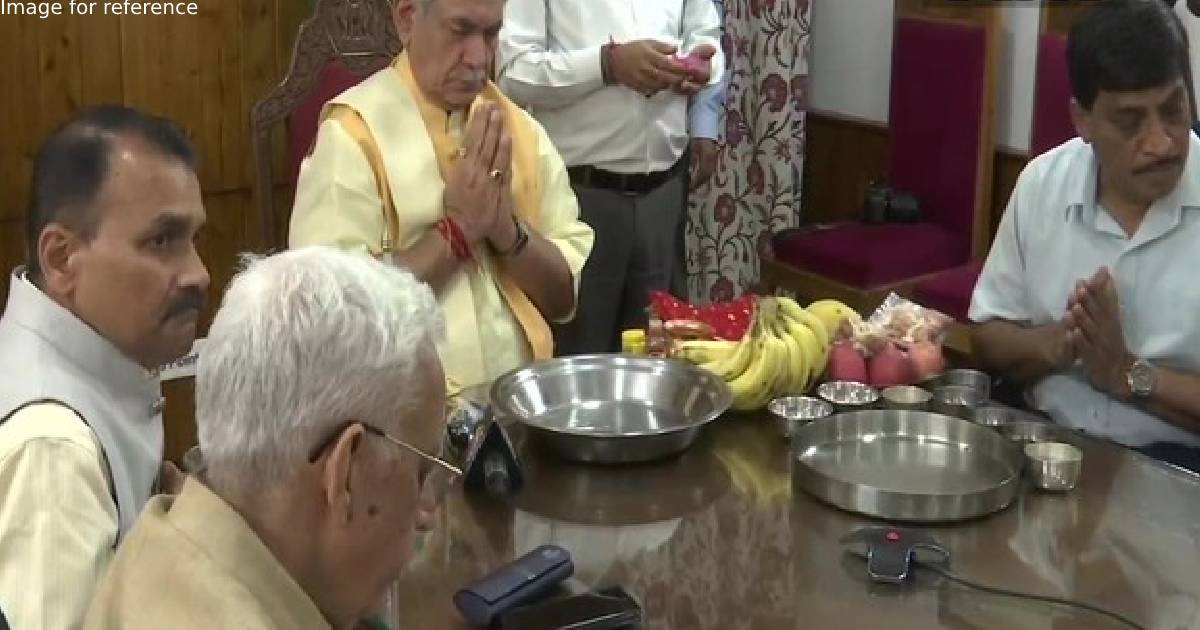 J-K: LG Manoj Sinha offers prayers to Lord Amarnath